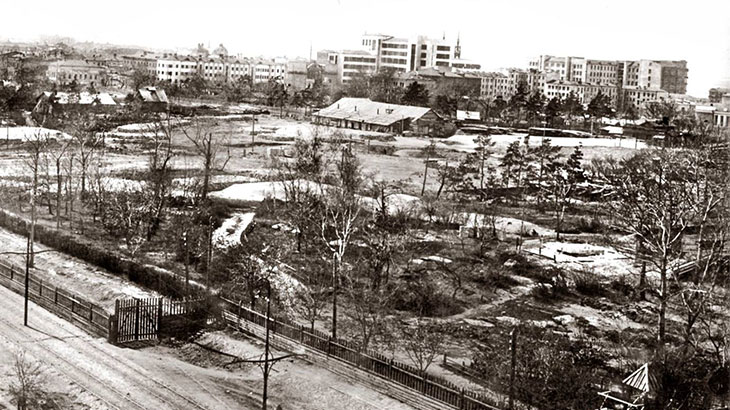 Показана фотография территории будущей площади Куйбышева в Самаре.
