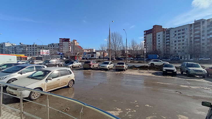 Показана парковка возле центрального входа в ТРЦ Мадагаскар в Тольятти вид со стороны ТЦ.