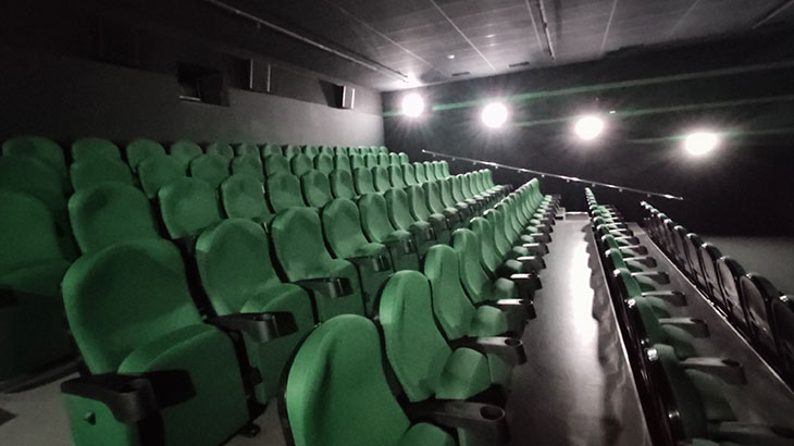 Показаны зрительские места в кинотеатре «Фактор кино» (Тольятти).