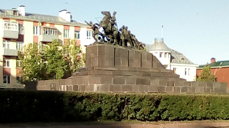Фотография памятника В.И.Чапаеву.