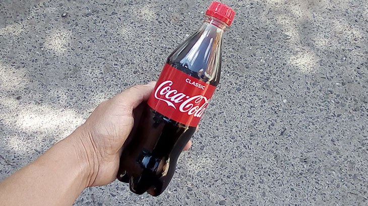 Бутылка  «Кока-Колы», которую я купил для очистки гаек.