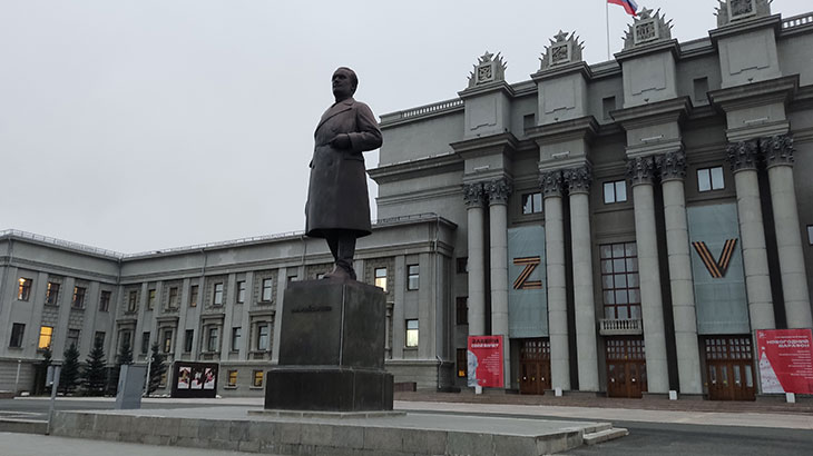 Показан памятник Валериану Владимировичу Куйбышеву (вид слева).