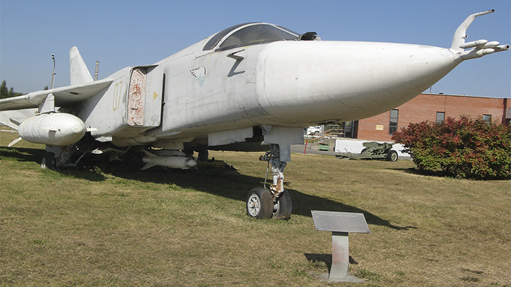 Фронтовой бомбардировщик Су-24 в музее техники и вооружения Тольятти.