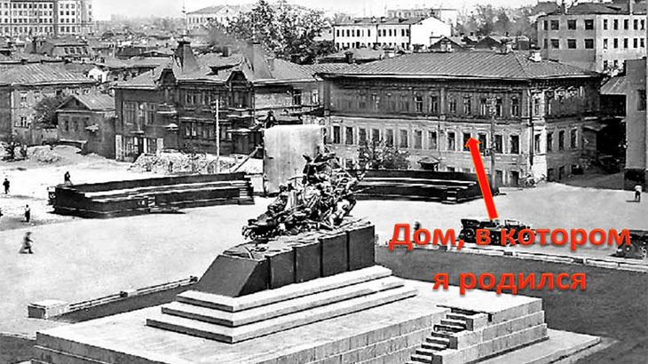 Фотография 30-х годов XX-го века (памятник В.И. Чапаеву и дом, в котором я родился).