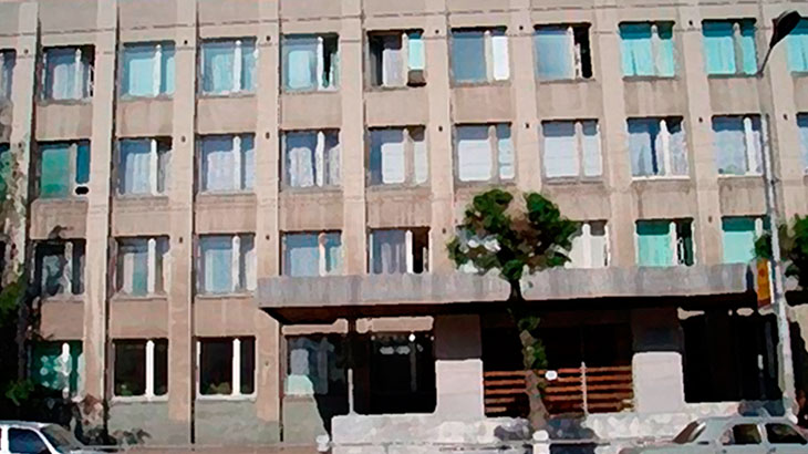 Вид на фасад средней школы № 6 имени М.В.Ломоносова в г.Самаре.