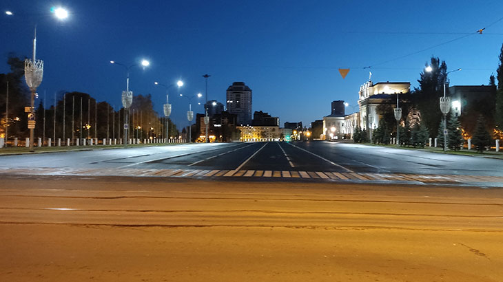 Показан утренний вид на площадь имени В.В.Куйбышева в Самаре.