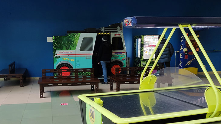 Показана игровая зона в ТРЦ Мадагаскар в Тольятти (машинка с анимацией).