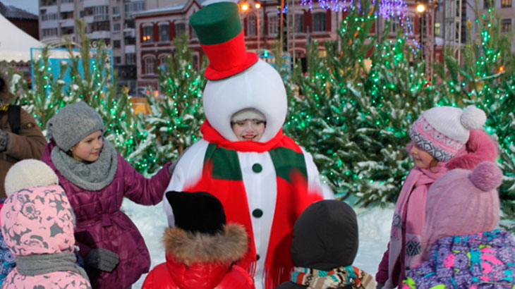 Актриса в образе волшебного снеговика на площади имени В.В.Куйбышева в Самаре в новогодние праздники.