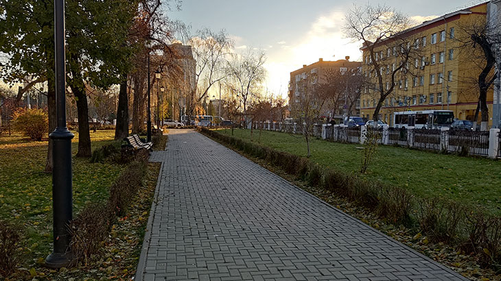 Показана дальняя аллея вдоль улицы Красноармейской (вид со стороны Волги).