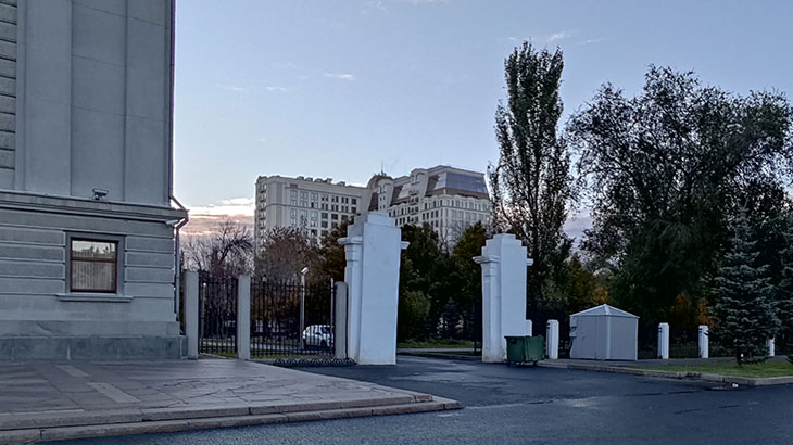 Показан вход в сквер с площади В.В.Куйбышева.