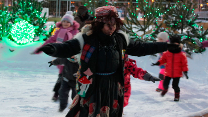 Актриса в образе Бабы-яги на площади имени В.В.Куйбышева в Самаре в новогодние праздники.
