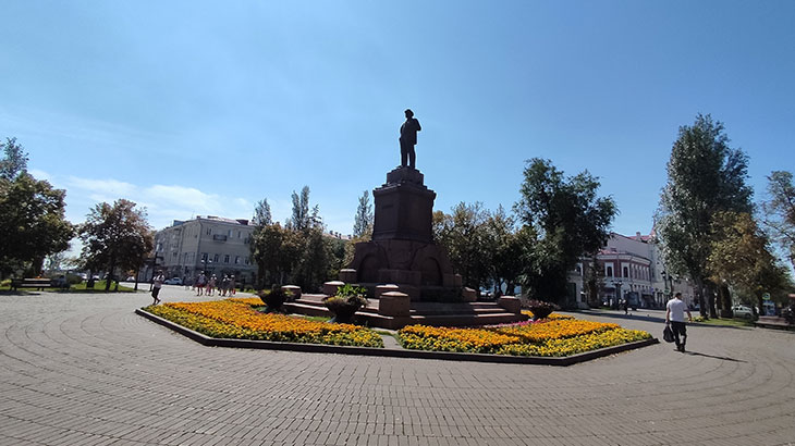 Показан памятник В.И. Ленину (площадь Революции, Самара, вид сбоку).