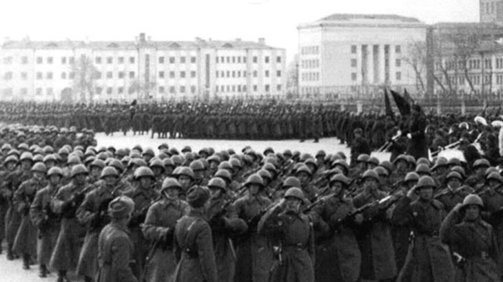 Показана историческая фотография парада 7 ноября 1941 года на площади имени В.В.Куйбышева.