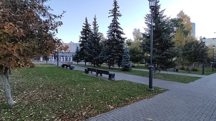 Показан вид на улицу Вилоновскую с центральной клумбы. 