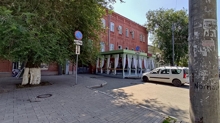 Показано здание одной из первых гостиниц в Самаре по улица Куйбышева (дом № 79).