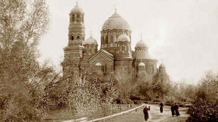 Показана фотография Кафедрального собора в Самаре.