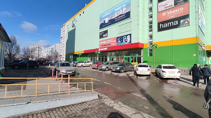 Показана парковка возле ТРЦ Мадагаскар в Тольятти (вход слева).