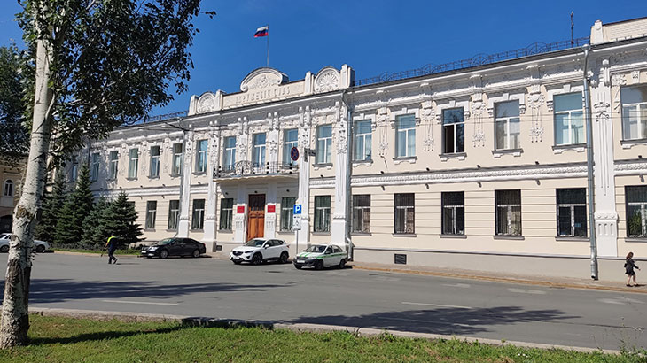 Показано здание Самарского областного суда.