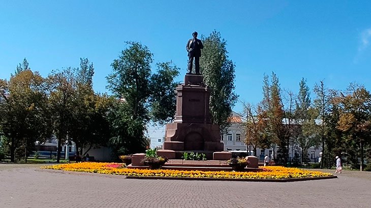 Показан памятник В.И. Ленину (площадь Революции, Самара, вид с улицы Куйбышева).