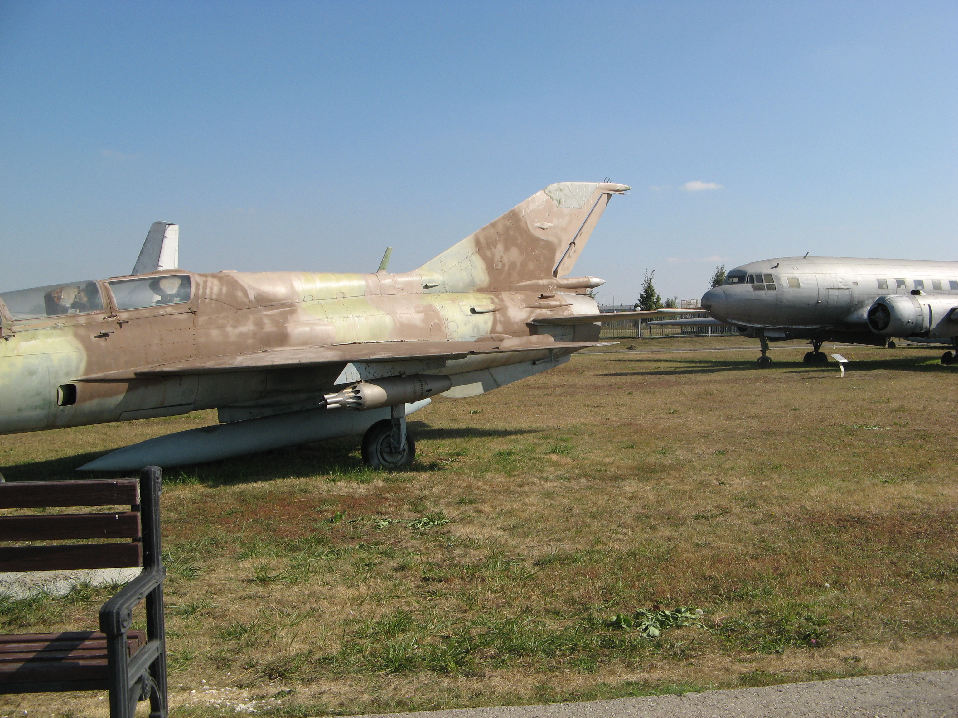 Су-17 и Ли-2 в музее техники и вооружения в Тольятти.