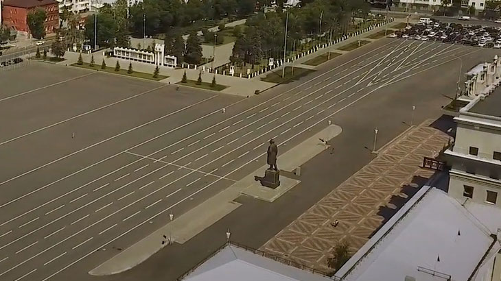 Показан памятник В.В. Куйбышеву со спины сверху.