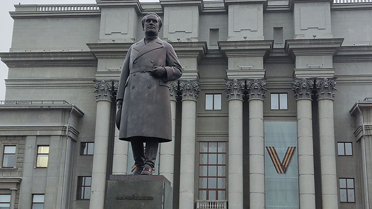 Показан памятник Валериану Владимировичу Куйбышеву вблизи.