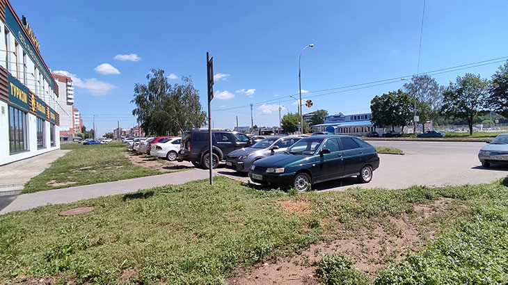 Вид на парковку возле магазина Хищник в Тольятти.