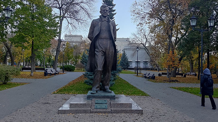 Вид на памятник Д.Д. Шостаковичу в Самаре.