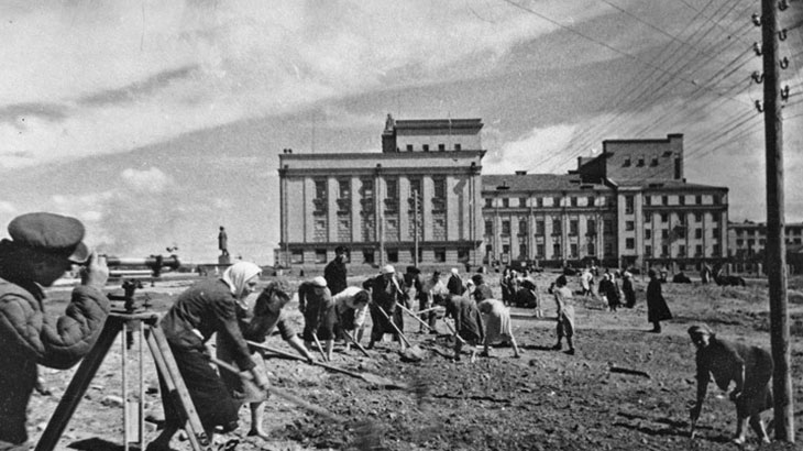 Показана историческая фотография планировки будущего сквера на площади имени В.В.Куйбышева (30-е годы 20-го века).