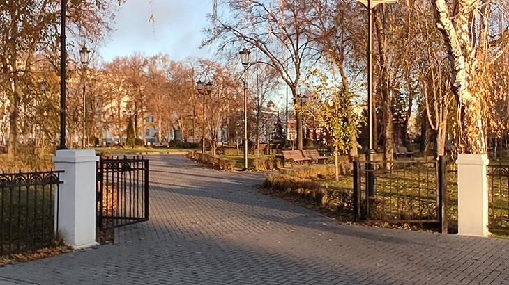 Показан вход в сквер с улиц Красноармейской и Молодогвардейской.
