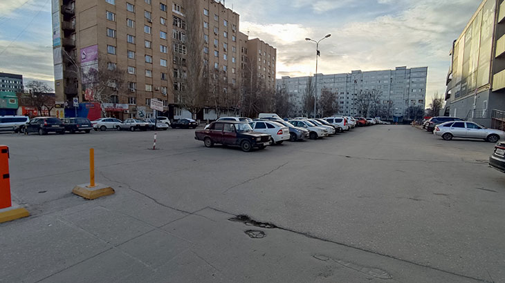 Показана парковка возле ТРЦ Капитал в Тольятти (вид с ул.Дзержинского).