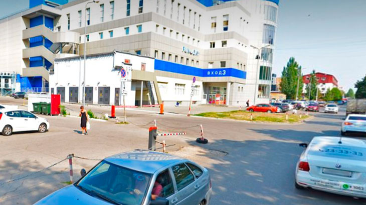 Парковка ТРЦ Капитал в Тольятти (вид с противоположной стороны).