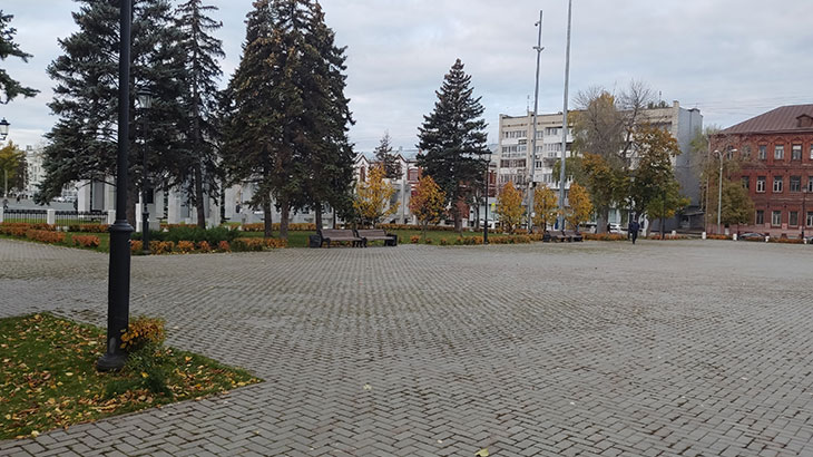 Показана большая площадка в сквере (вид в сторону площади В.В.Куйбышева).