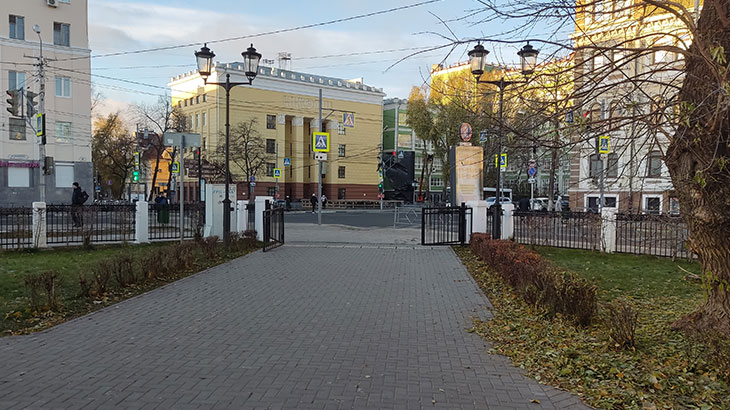 Показана диагональная аллея от входа с улицы Красноармейской.