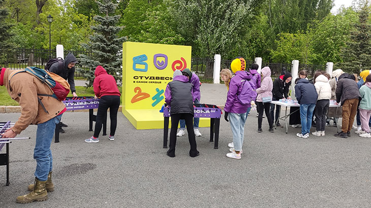 Вид на настольные игры в Фестивальном городке на площади Куйбышева в Самаре.