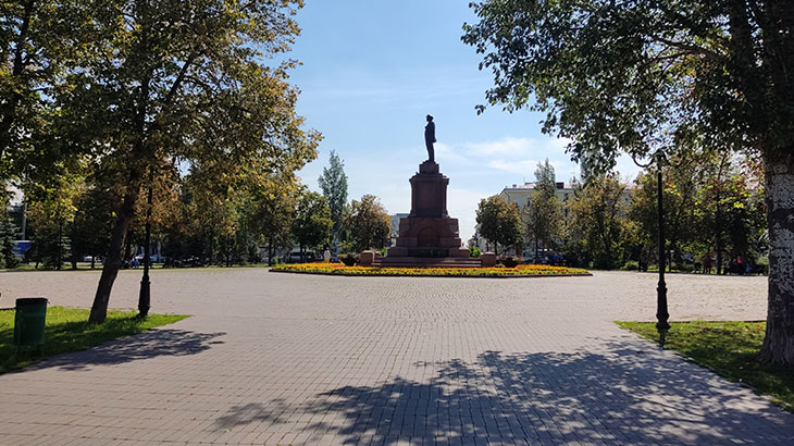 Показан памятник В.И. Ленину (площадь Революции, Самара, вид с улицы Венцека от Волги).