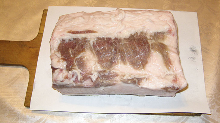 Куска свежего свиного сала, подготовленного к засолке.