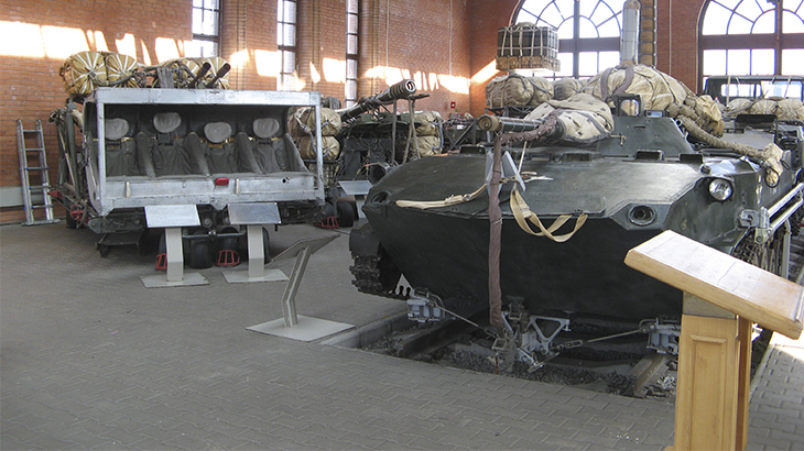 Различные парашютные системы в музее вооружения и техники Тольятти.
