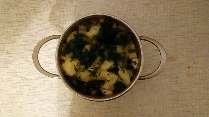Изображение сваренной картошки в кастрюле с насыпанным укропом.