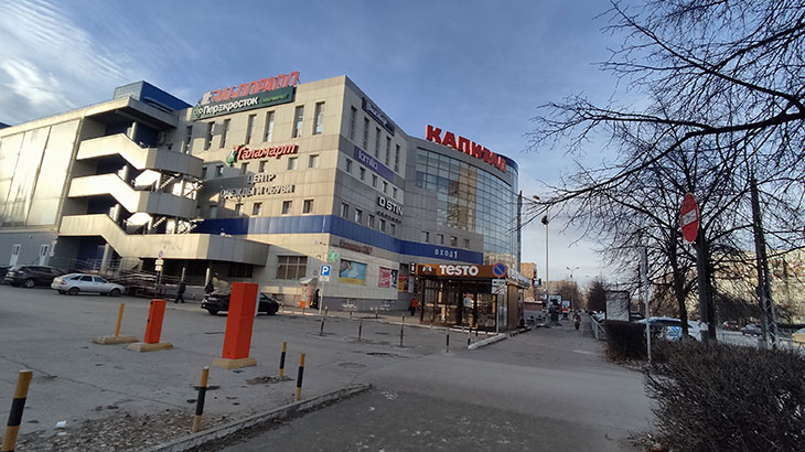Показана парковка возле ТРЦ Капитал в Тольятти (въезд с ул.Дзержинского).