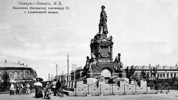 Показан памятник Александру II, установленный в XIX-ом веке в Самаре.