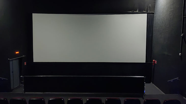 Показан зкран в одном из кинозалов в кинотеатре в ТРЦ Мадагаскар (Тольятти).