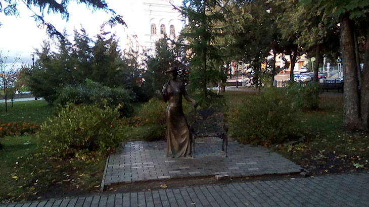 Скульптура девушки в парке имени А.С.Пушкина в Самаре.