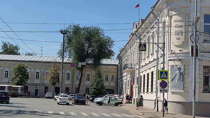 Показано здание Самарского областного суда, вид сбоку.