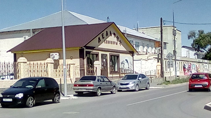 Вид на магазин «Дельфин сувениры» в Соль-Илецке.