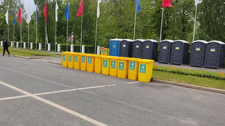 Вид на контейнеры для мусора и биотуалеты на территории Фестивального городка на площади Куйбышева в Самаре.