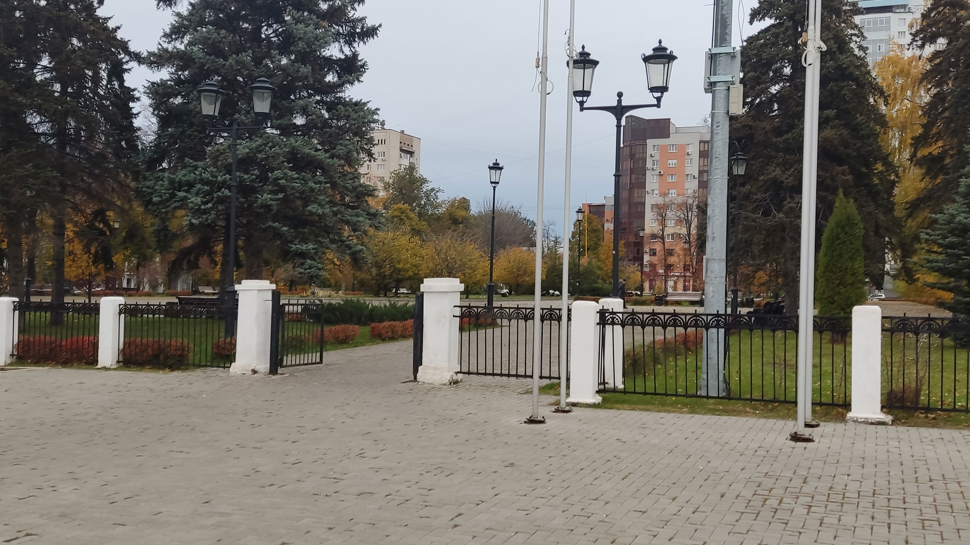 Показан один из входов в сквер со стороны площади имени В.В.Куйбышева.