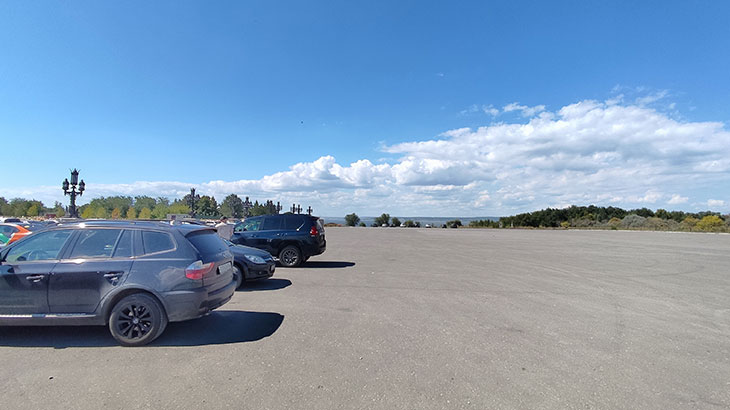 Показана парковка возле Замка Гарибальди (вид справа).