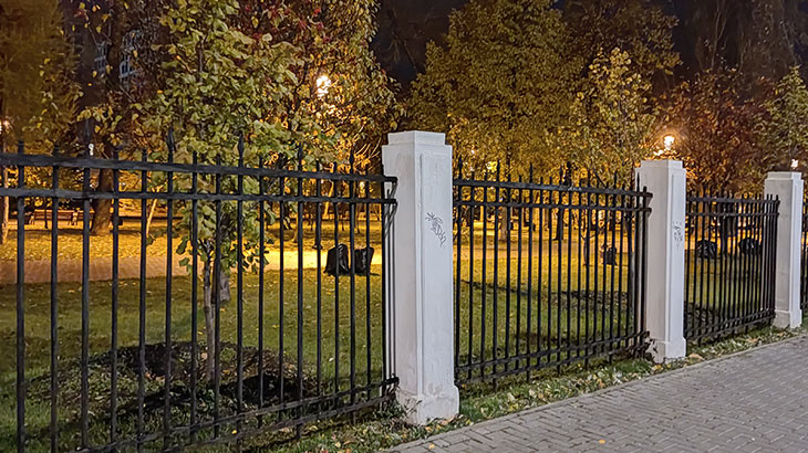 Показана ограда сквера со стороны площади В.В.Куйбышева.