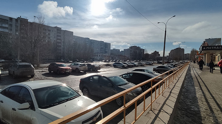Показана парковка в «кармане» вдоль улицы Льва Яшина в Тольятти.